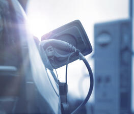 elektrofahrzeug_unterwegs-laden